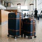 Stylowe walizki kuferki w podróży – jak wybrać model na lata
