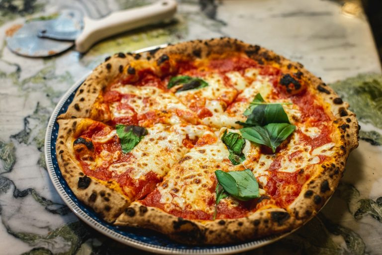 Pizza nad jeziorami – co wyróżnia dobrą pizzerię w Augustowie?