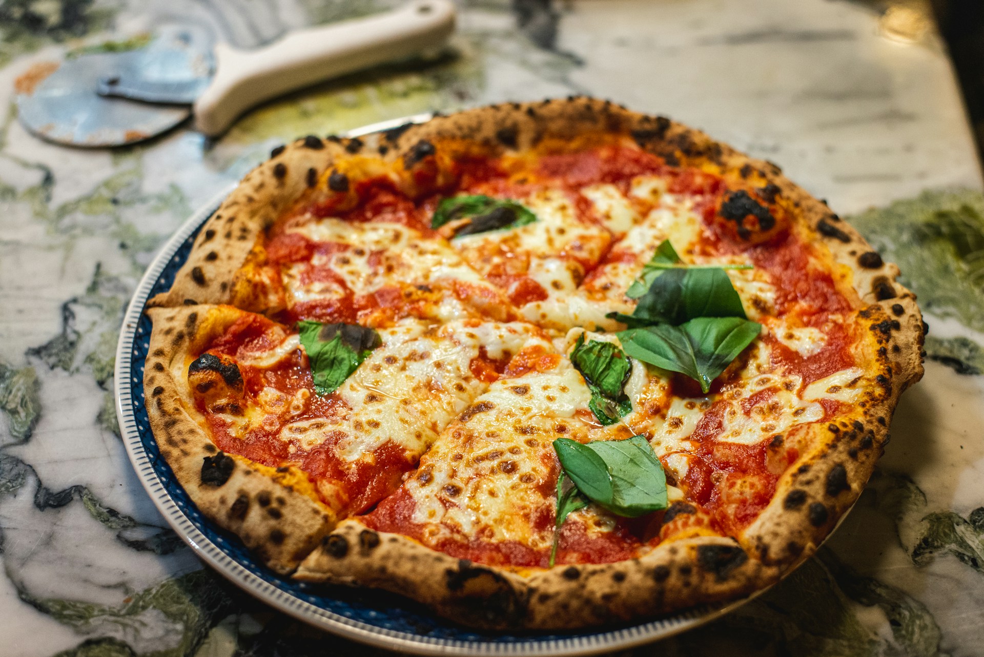Pizza nad jeziorami – co wyróżnia dobrą pizzerię w Augustowie?